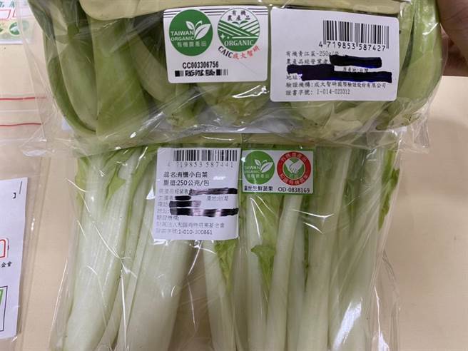 警方查扣陳嫌在蔬菜上偽造外標示資料。（石秀華攝）