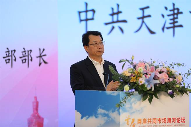天津市委常委冀国强表示打造两岸共同市场海河论坛 促进津台经济融合。（图常亮摄）