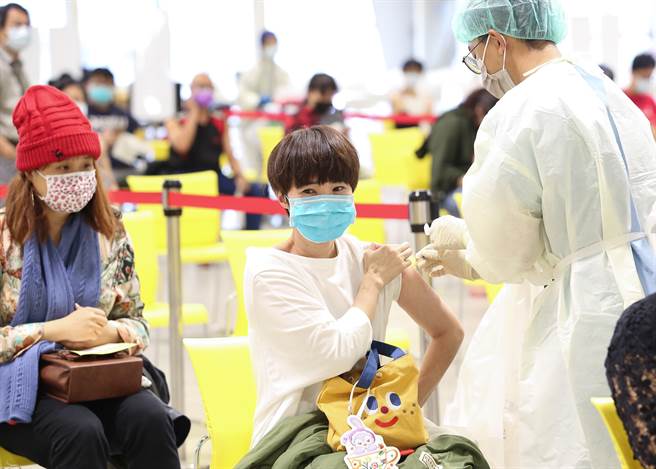 医师施景中表示，看到世界各国纷纷祭出严格的边境管制措施，呼吁还没打任一剂疫苗的人，不要再观望。（图／示意图，记者陈俊吉摄影）