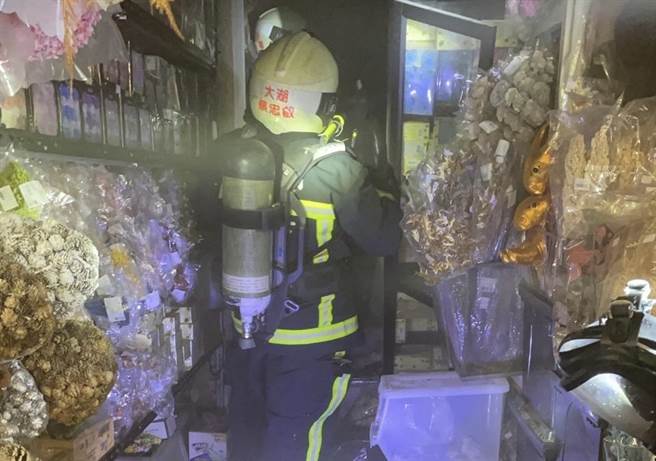 警消進入花市滅火搶救。（翻攝畫面）