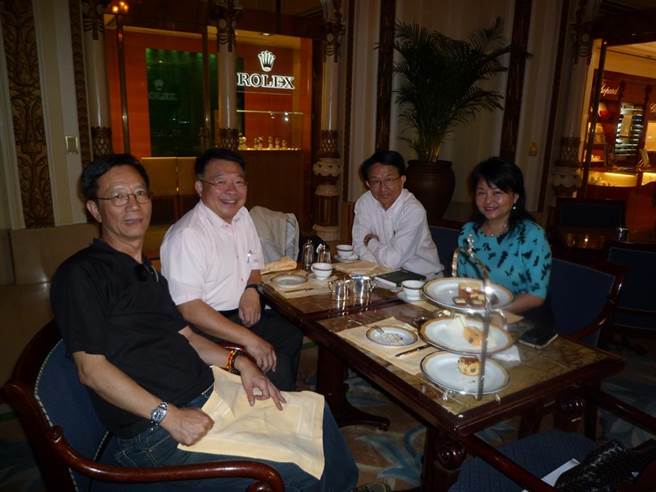 朱高正在香港和友人卢卡尔、黄元璋、廖书兰聚会。（图／作者廖书兰提供）