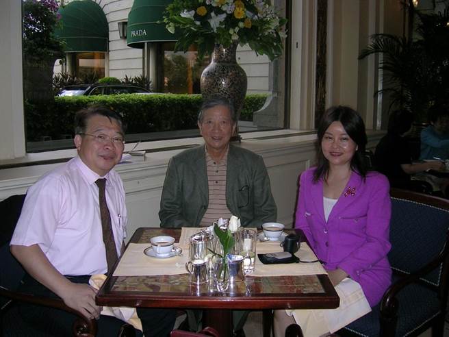 朱高正、廖本怀与廖书兰。廖本怀（中）台湾云林人，英属香港政务司、房屋司等职，是首位出任政务司一职的华人。（图／作者廖书兰提供）