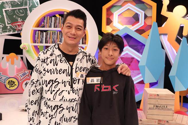 聂云与儿子聂岩上《同学来了》分享亲子互动。（中天综合台提供）