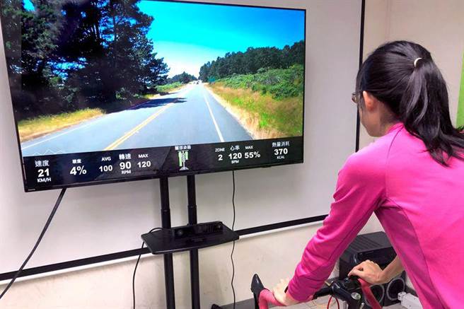 工研院「互动骑训技术」以4D环景技术融入骑踏运动，藉由模拟不同景观，让体验者可以及时更换世界各地场景，享受骑行的乐趣。（工研院提供／罗浚滨新竹传真）