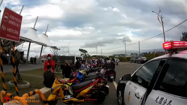 大園區竹圍漁港天幕廣場旁，28日下午驚傳「移工大戰」。(翻攝照片／蔡依珍桃園傳真)