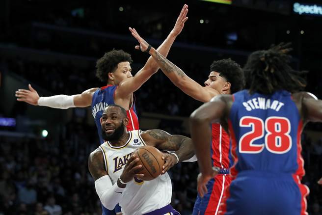 詹姆斯穿過活塞防守人牆切入禁區準備上籃。(美聯社)