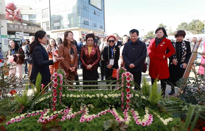 雲南省委台辦副主任崔冰成（右三）等與會嘉賓出席活動並參觀花植設計作品展。（圖片由主辦單位提供）
