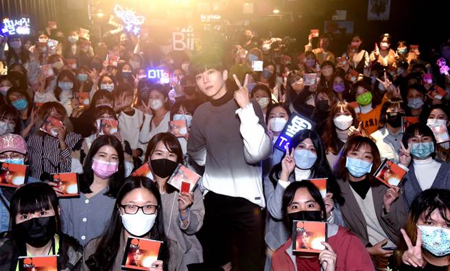 Bii在见面会上与粉丝开心互动。（MTV娱乐台提供）