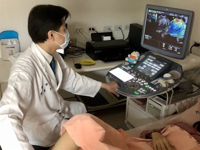 马偕医院以超音波弹性成像技术预测子宫颈闭锁不全，降低早产风险。图为陈震宇医师为孕妇执行超音波检查。(图/台北马偕医院提供)