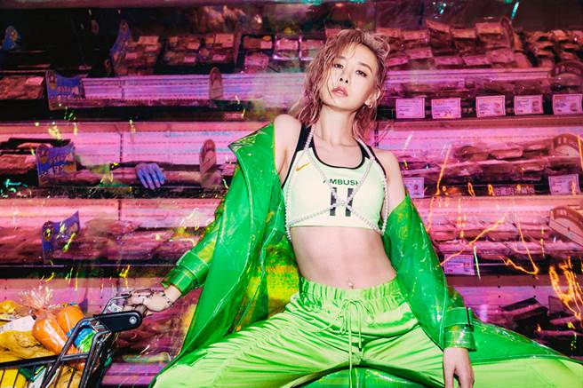 国民女神安心亚连续两年在高雄跨年。