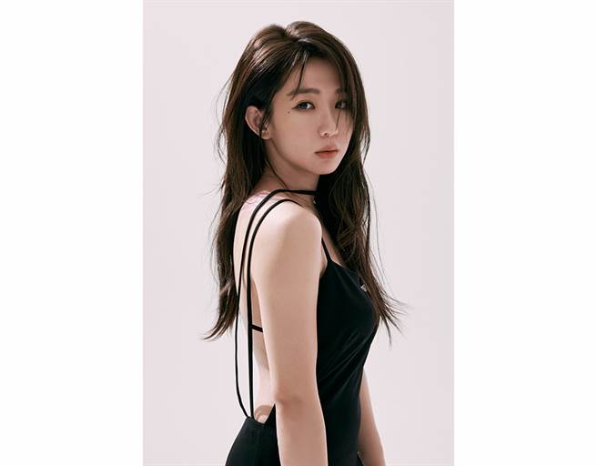 辣青女神郭书瑶每年跨年场的造型和演出内容，都是网路热门话题。