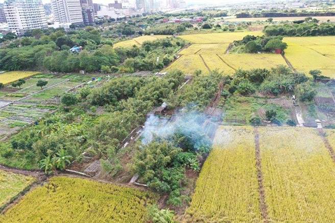 露天焚烧产生大量浓烟。（台北市环保局提供／张立勋台北传真）