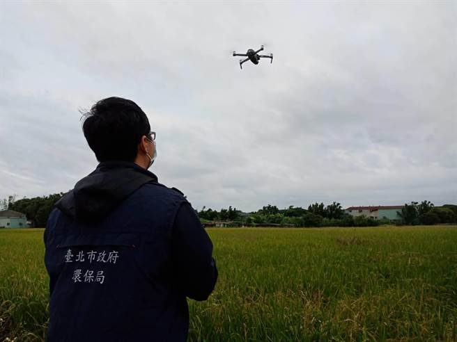 操纵无人机空中拍摄追踪露天燃烧。（台北市环保局提供／张立勋台北传真）