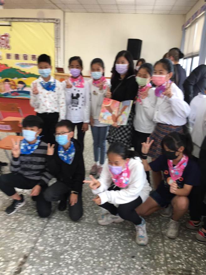 「沙鼻慢城」一书是由彭岁玲及12名在地小朋友合力创作完成。（三义乡公所提供／谢明俊苗栗传真）