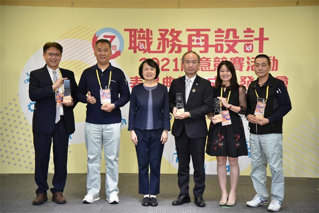 （勞動力發展署副署長鍾錦季(左3)與中高齡者及高齡者通用設計組得獎者合影。圖／發展署提供）