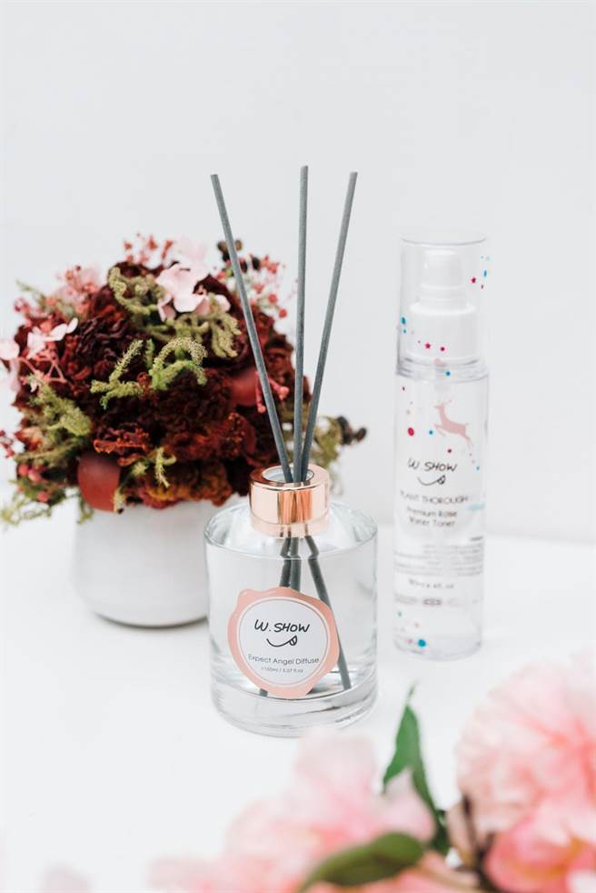  W.SHOW聖誕禮盒組，內含擴香、全效玫瑰水聖誕版。(W.SHOW提供)