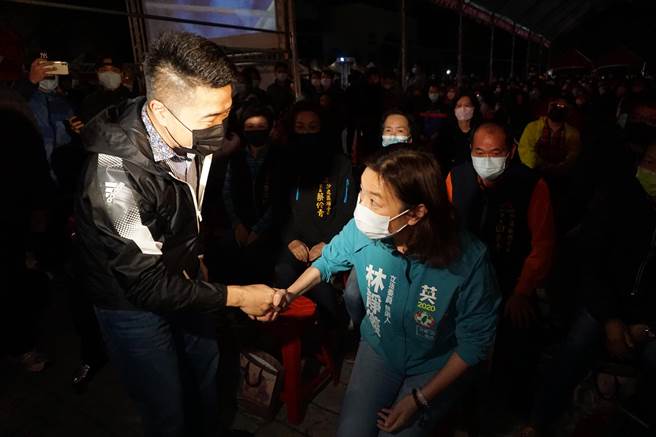 图为顏宽恒（左）过去与对手同场参加晚会活动，并主动握手致意，林静仪（右）也面带微笑起身打招呼。（资料照／王文吉摄）