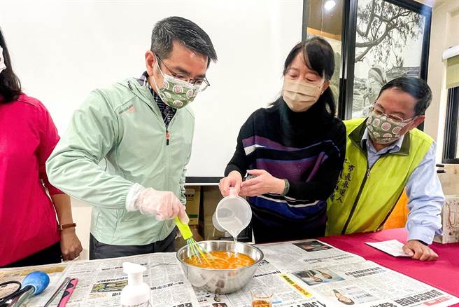 「大地手作创意工作坊」负责人江淑华（左二）指导宜兰市长江聪渊（左一）手作清洁露，江聪渊邀请乡亲报名参与手作课程。（李忠一摄）