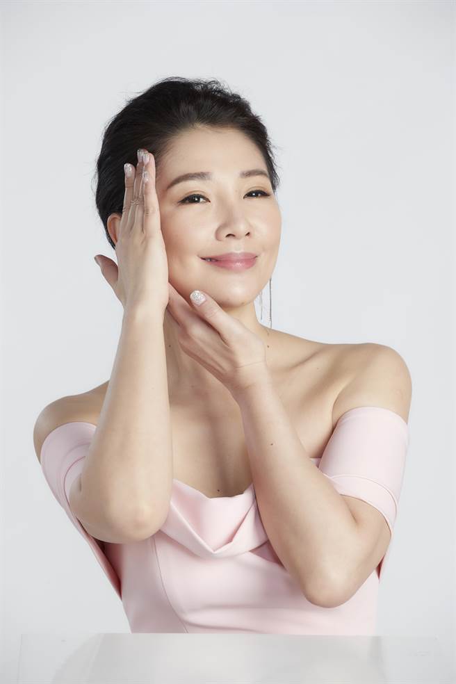 BIO UP科美研高纯度酒粕胎盘弹润霜搭配按摩手法帮助吸收。(东森自然美提供)