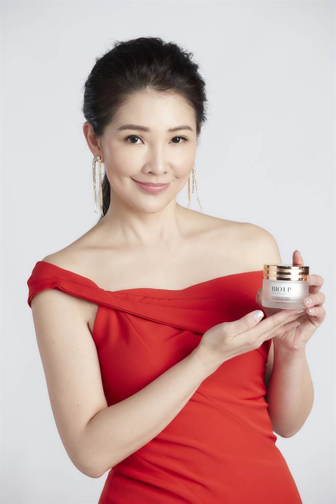 人气主持人林书炜不藏私开心分享自己的保养关键秘诀。(东森自然美提供)