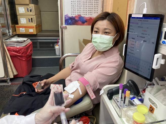 台中市南区国光里长陈雅惠为响应捐血活动，29日下午利用跑行程空檔卷起衣袖到台中妈祖庙万春宫捐热血，希望稍微缓解血荒。（陈雅惠服务处提供）