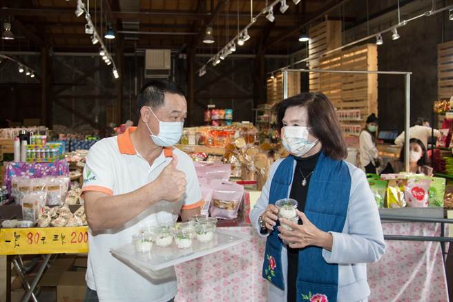 宜兰县地方产业创新研发推动计画（地方型SBIR）」成果发表会今天登场，县长林姿妙（右）盼能推动创新研发，与县内产业共创宜兰好生活。（宜兰县政府提供／李忠一宜兰传真）