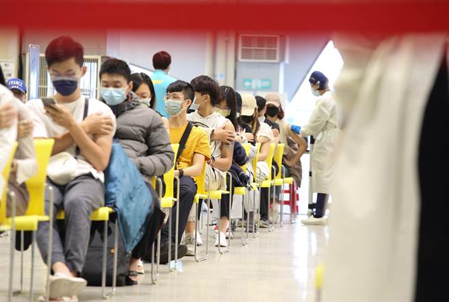 指揮中心今公布第三劑施打政策，但卻表示各國對第三劑接種廠牌無明確建議，前台大感染科醫師林氏璧直言，世界各國都以mRNA疫苗為首選，「我覺得滿明確的呀！」（圖／示意圖，記者陳俊吉攝影）