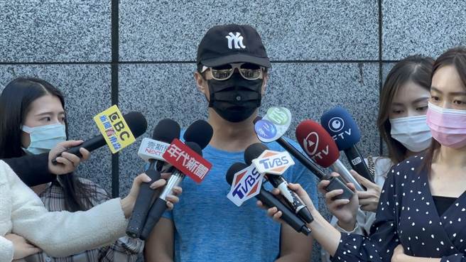 卖家帮被害人自救会梁姓男子29日在刑事局外称网站无预计倒闭害他损失金钱。（图／翻摄画面）