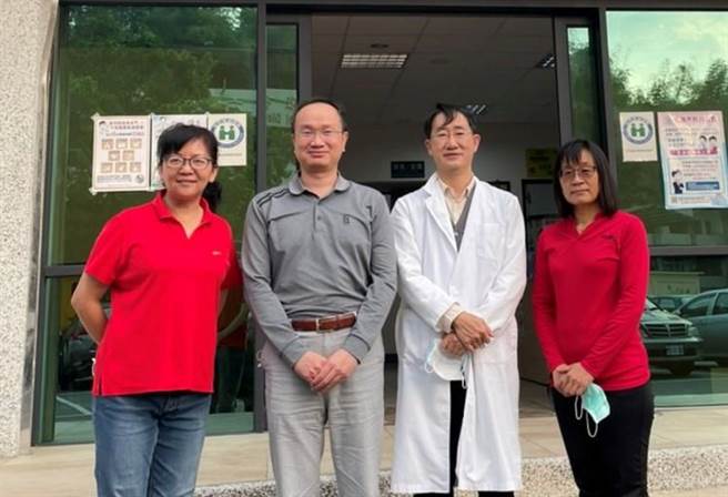 义大医院胃肠肝胆科主任戴启明主任（左二）与六龟卫生所主任林鸿（右二），以及六龟卫生所同仁一起为病患把关。（义大医院提供／林瑞益高雄传真）