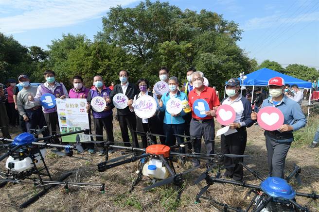 彰化县政府与中兴大学、彰师大、泰霖生物科技与航见科技合作，开发全国首创无人机防治荔枝椿象，29日彰化县长王惠美特地到社头关心防治情形，希望透过产官学合作，帮助农民。(吴建辉摄)