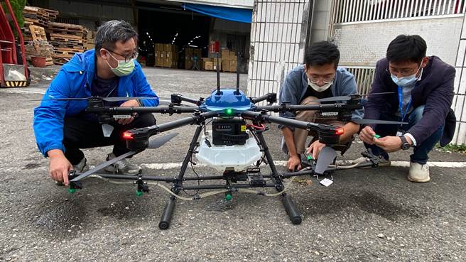 植保机进行喷药，来达到防治的作用，从10月开始有将近50为农民进行无人机奔要测试，将近50公顷的农地，效果显着，接下来也会在明年1、2月开始进行大规模喷药。(泰霖生物科技有限公司提供／吴建辉彰化传真)