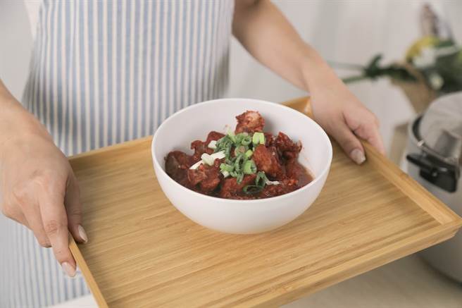 红麴排骨是现代人常见的养生食补。(图/超级站提供)