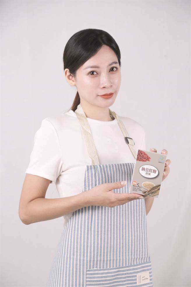网红依静推荐超级站纳豆红麴胶囊，帮助新陈代谢。(图/超级站提供)