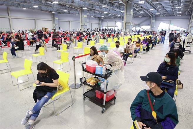 面对新变种病毒Omicron来势汹汹，中央流行疫情指挥中心强烈建议6大高风险族群，于第二剂疫苗接种6个月后施打第三剂，指挥官陈时中并表示，最快将于明年1月1日左右接种。(图/陈俊吉摄)