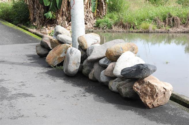 宜蘭市育才國小周邊的電線桿被堆放大量景觀用拋石，市公所已經展開清除作業，預計3天內完成。（宜蘭市公所提供／李忠一宜蘭傳真）