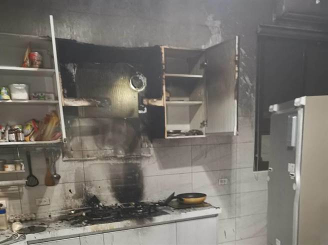 金门一位民眾烧菜暂离未关闭炉火，引发一场住宅火警。（金门县消防局提供）