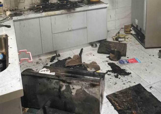 金门一位民眾烧菜暂离未关闭炉火，引发一场住宅火警。（金门县消防局提供）