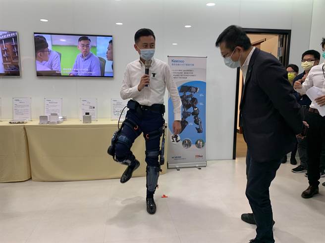新竹市长林智坚今天参访纬创资通，特别试穿上「下肢外骨骼机器人─Keeogo启而走」，体验辅助行动。（陈育贤摄）
