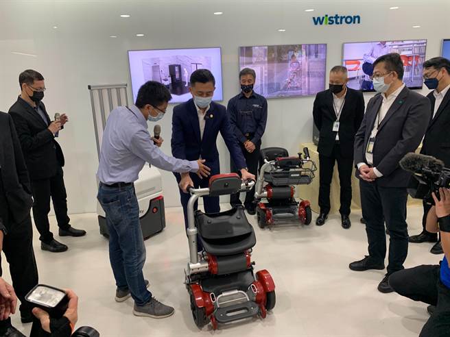 新竹市长林智坚（中）今天与县市多家医院料同参访纬创资通，观摩、体验多项最新的智慧医疗辅具。（陈育贤摄）