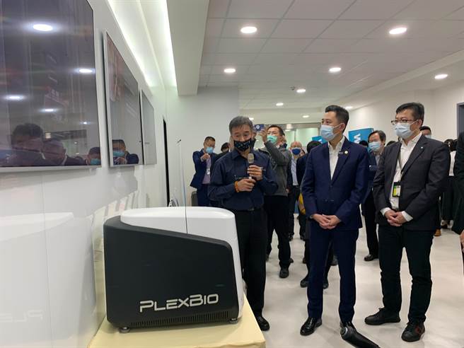 新竹市长林智坚（中）今天与县市多家医院料同参访纬创资通，观摩、体验多项最新的智慧医疗辅具。（陈育贤摄）