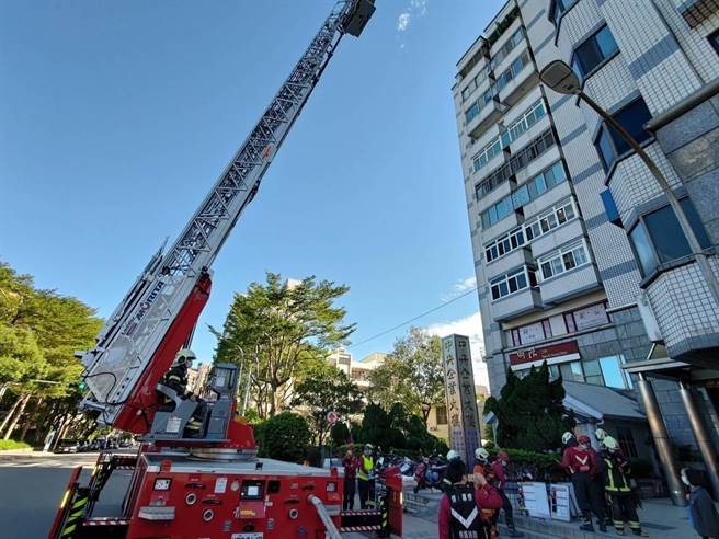 桃消第二大队办理住商复合式大楼消防抢救演练逼真。(消防局提供／吕筱蝉桃园传真)