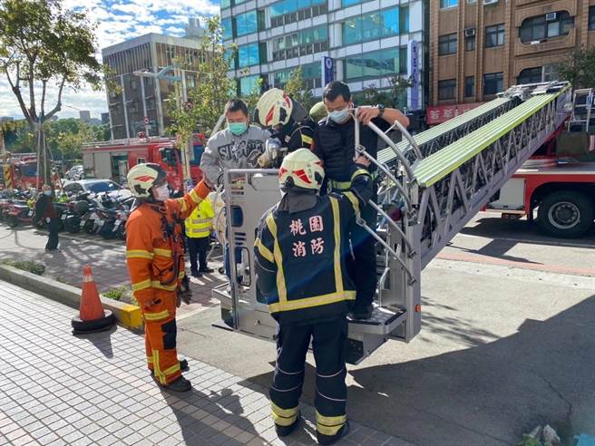 桃消第二大队办理住商复合式大楼消防抢救演练逼真。(消防局提供／吕筱蝉桃园传真)