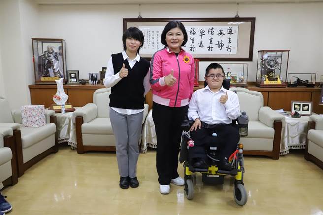 雲林縣長張麗善（中）嘉勉總統教育獎得主康文賢（右）、林千祐（左），鼓勵雲林子弟正面向上。（張朝欣攝）