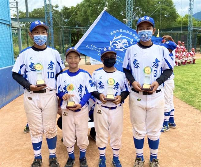 甫闭幕的红叶杯棒球菁英赛少棒组，凤山区忠孝国小棒球队不仅捧回冠军，还抱走5座个人奖，其中4座由球员获得。（校方提供／曹明正高雄传真）