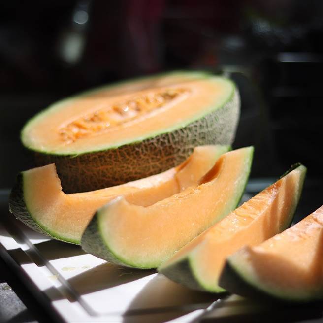 香甜哈密瓜能防血管硬化 糖友也能吃 4招挑好瓜。(示意图/Shutterstock)