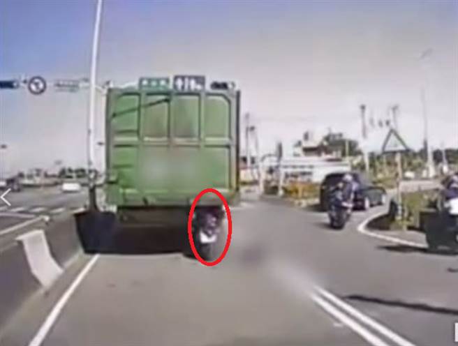 机车追撞大卡车「插入」后车斗，骑士喷飞落地不治身亡。（图／翻摄画面）