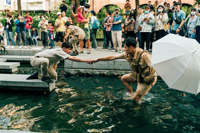狂梦艺术「在现地编创计画-田中镇阶段性呈现」进入社区与在地居民共同认识家乡土地。（国立中山大学提供／袁庭尧高雄传真）