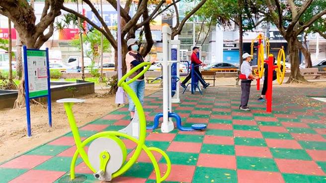 叶元之使用议员配合款在公园增设长辈体健设施区。（叶元之服务处提供）