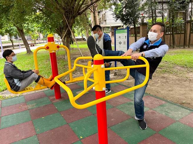 叶元之使用议员配合款在公园增设长辈体健设施区。（叶元之服务处提供）