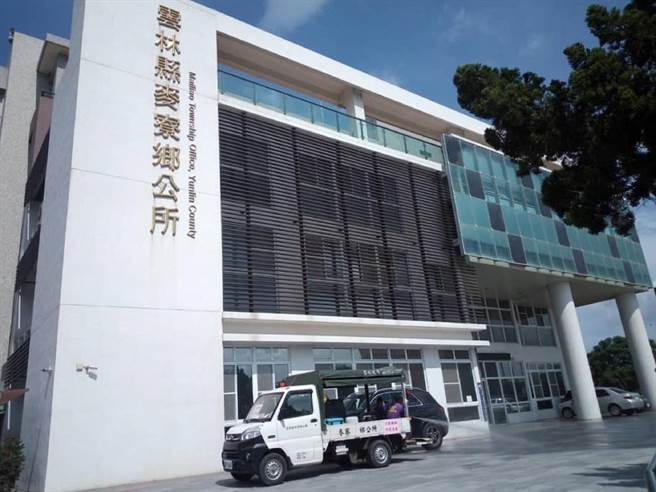 云林县麦寮乡公所发放台塑六轻敦亲睦邻金，有600余人因法院扣款领不到。（本报资料照片）